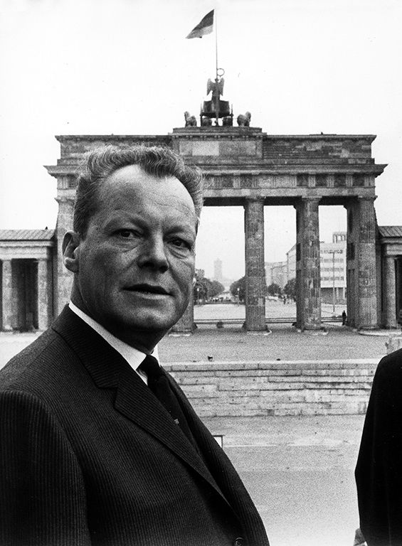  Willy Brandt vor dem Brandenburger Tor 