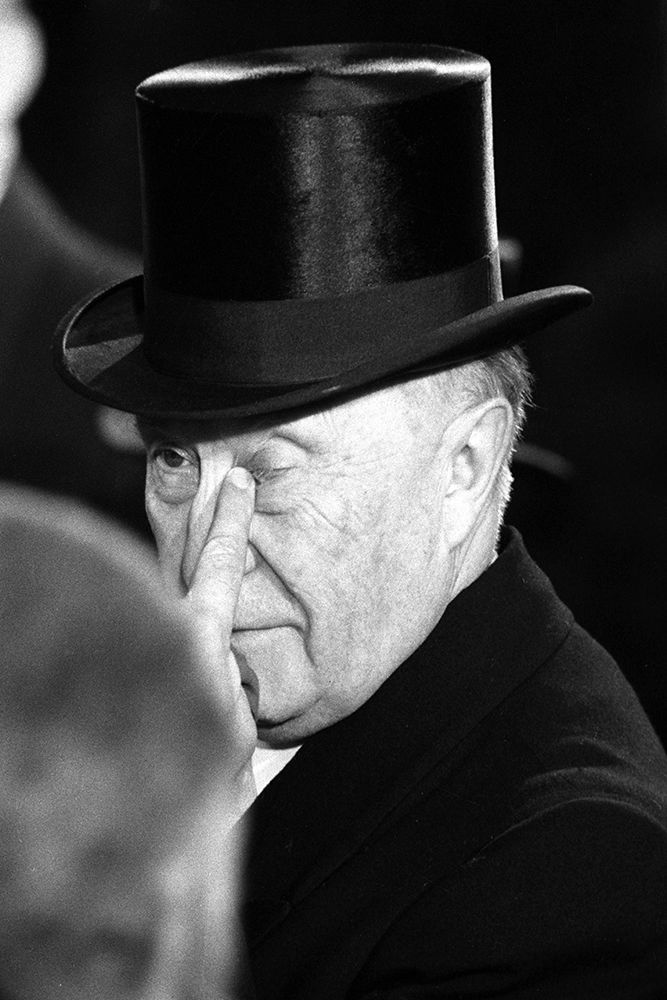  Willy Brandt vor dem Brandenburger Tor 