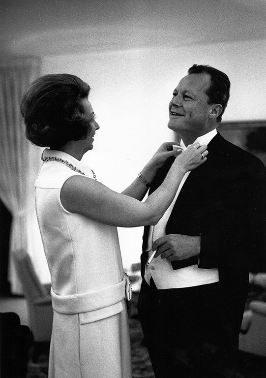  Willy Brandt vor dem Brandenburger Tor 