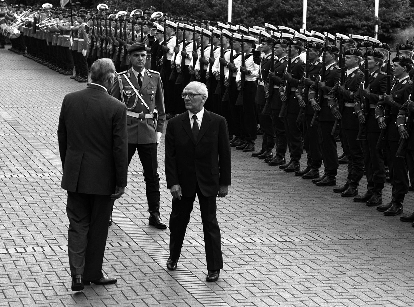  Willy Brandt vor dem Brandenburger Tor 