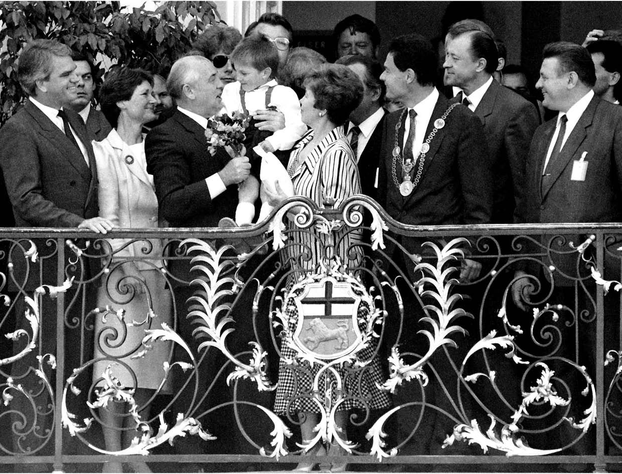  Willy Brandt vor dem Brandenburger Tor 